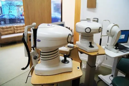 Centre for Sight vision correction clinic and theatre in Oxshott Surrey with testing machines