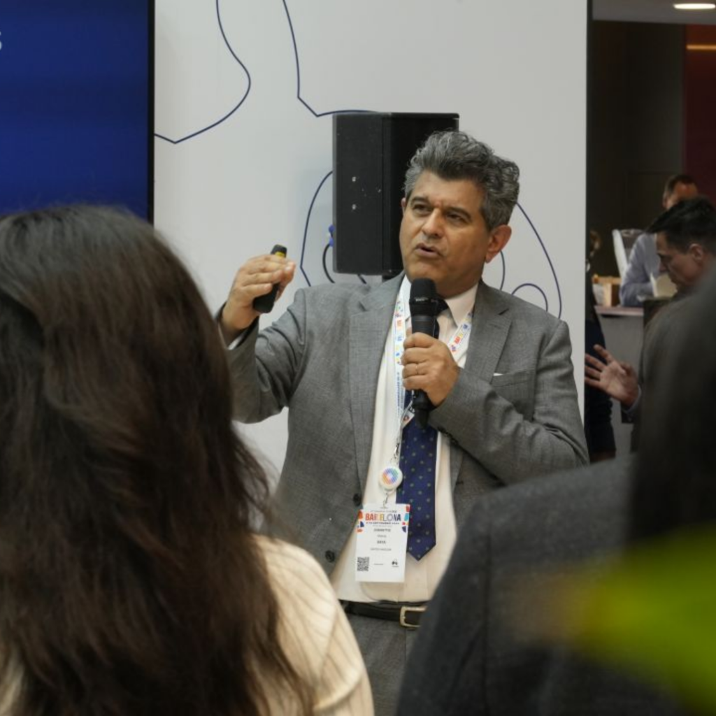Centre for Sight's Medical Director Sheraz Daya ophthalmologist consultant speaking at the ESCRS for the serenity launch
