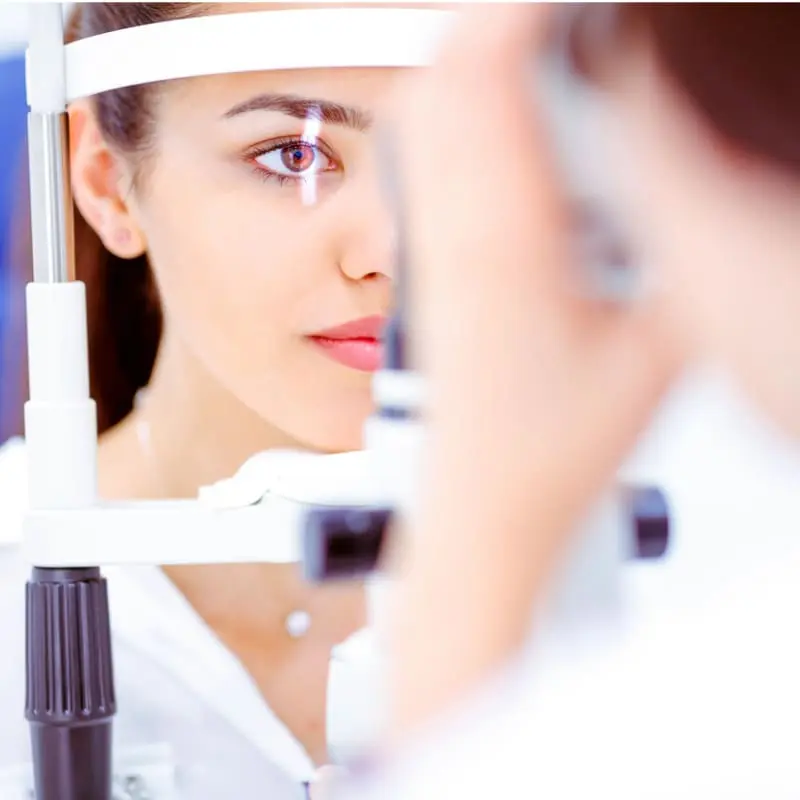 brown-eyed-woman-with-light-beam-on-her-eye-in-ophtalmologists