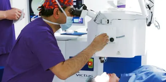 Sheraz Daya Using Victus Femtosecond Laser at Centre for Sight